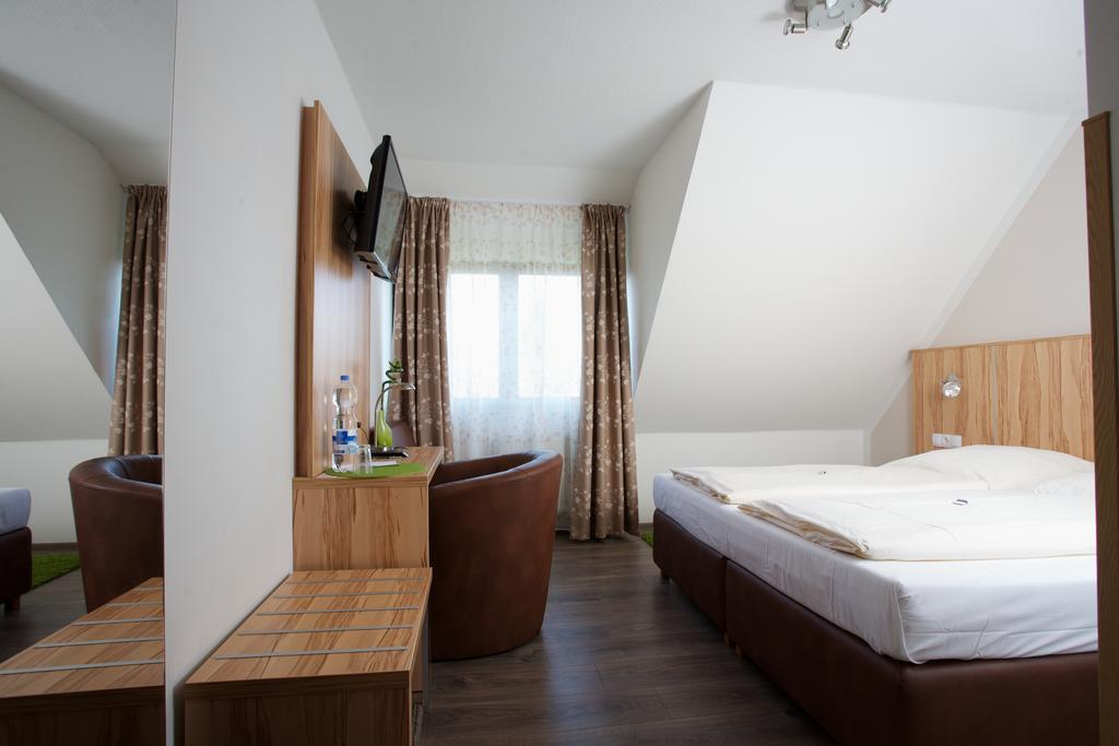 Hotel Reinhardtshof Garni Wolfschlugen Habitación foto
