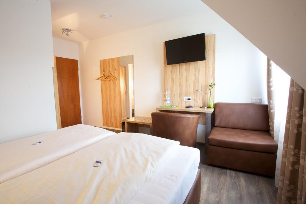 Hotel Reinhardtshof Garni Wolfschlugen Habitación foto