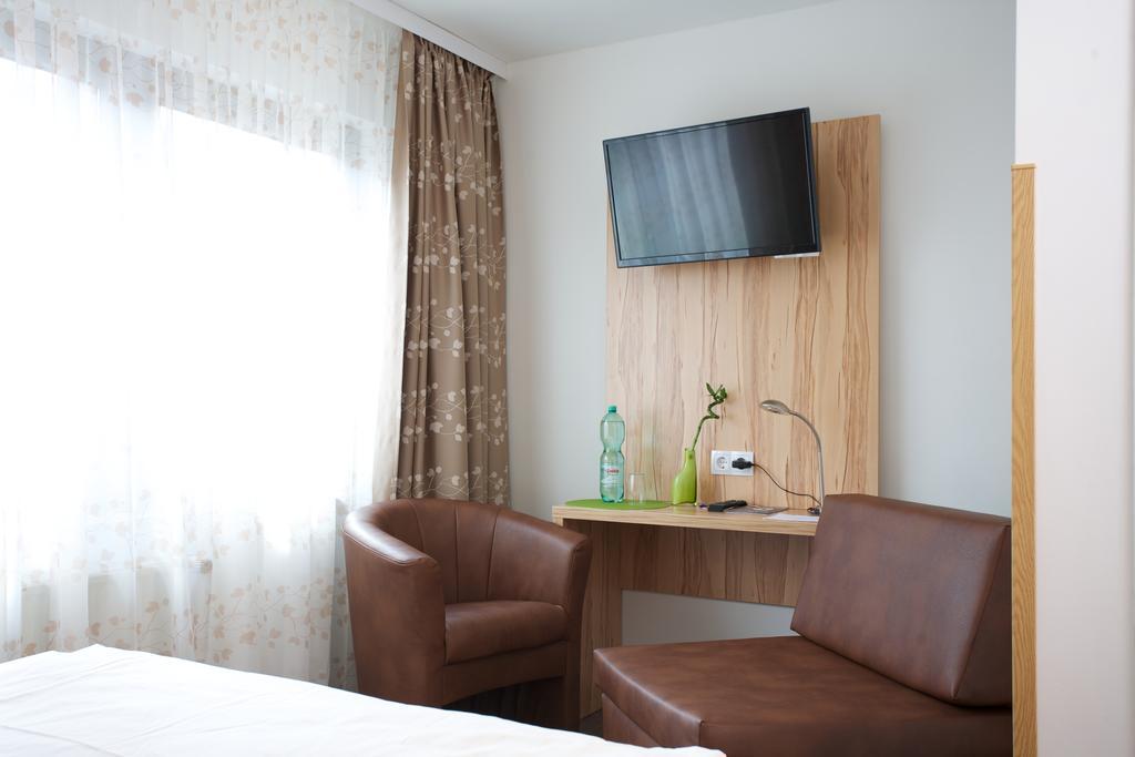 Hotel Reinhardtshof Garni Wolfschlugen Habitación foto