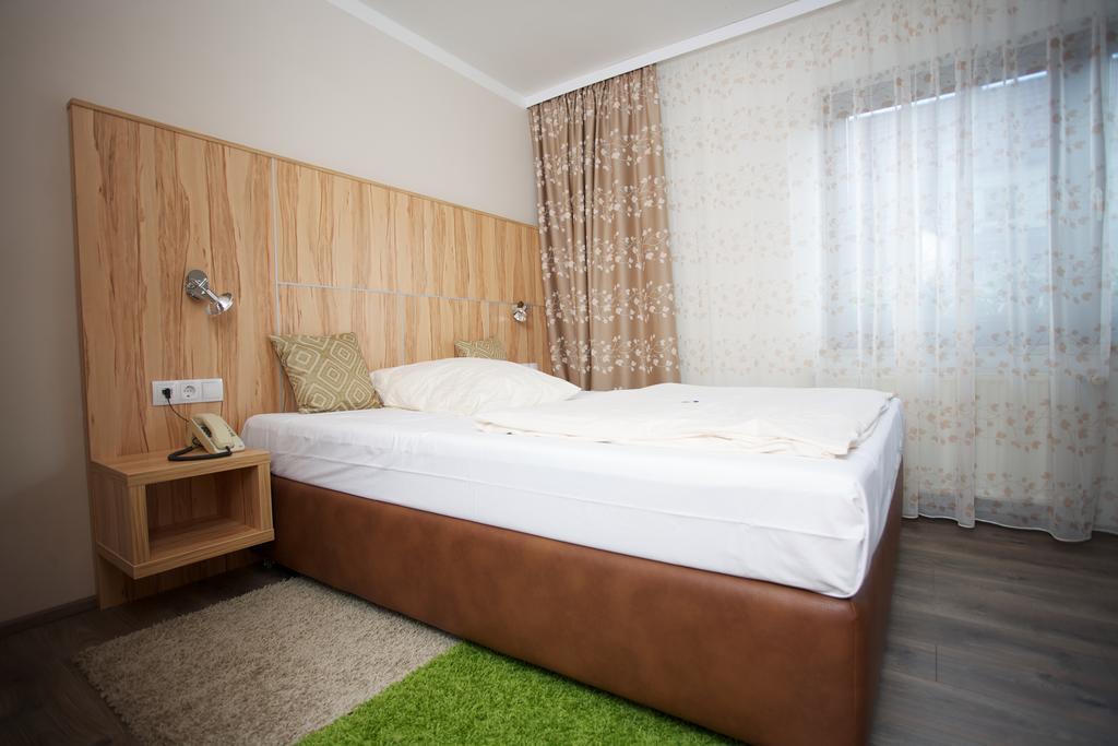 Hotel Reinhardtshof Garni Wolfschlugen Habitación foto