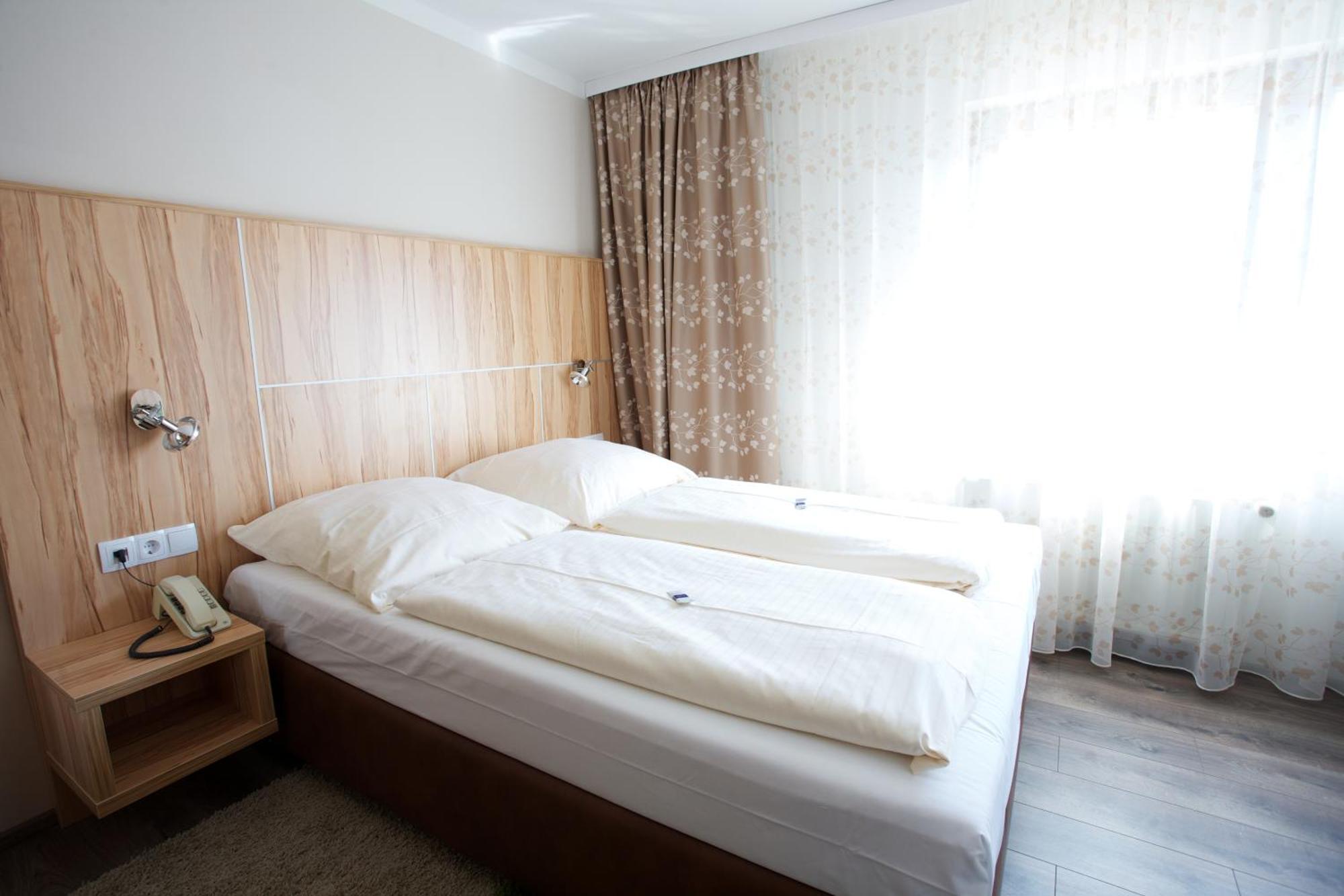 Hotel Reinhardtshof Garni Wolfschlugen Habitación foto