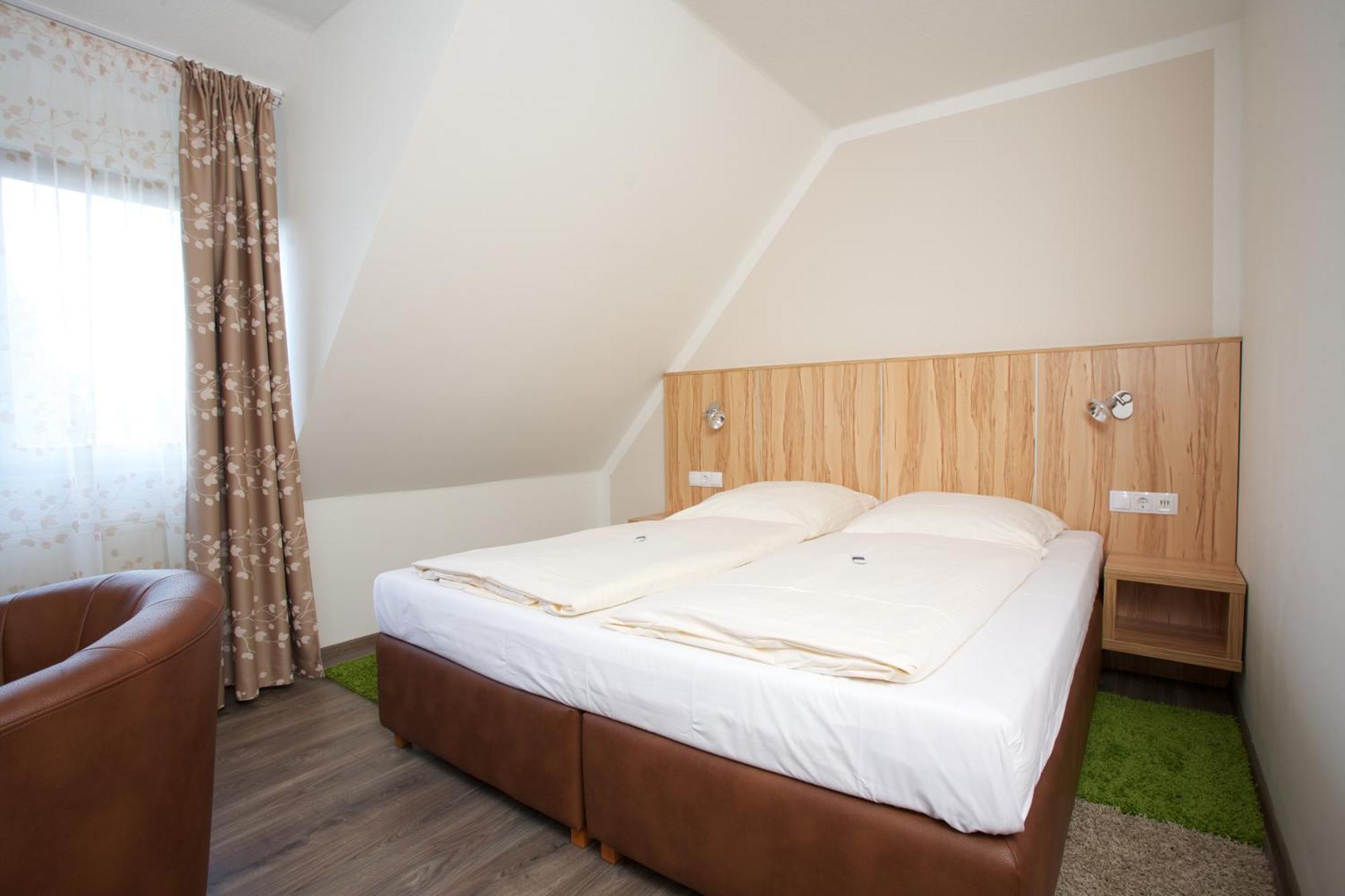 Hotel Reinhardtshof Garni Wolfschlugen Habitación foto