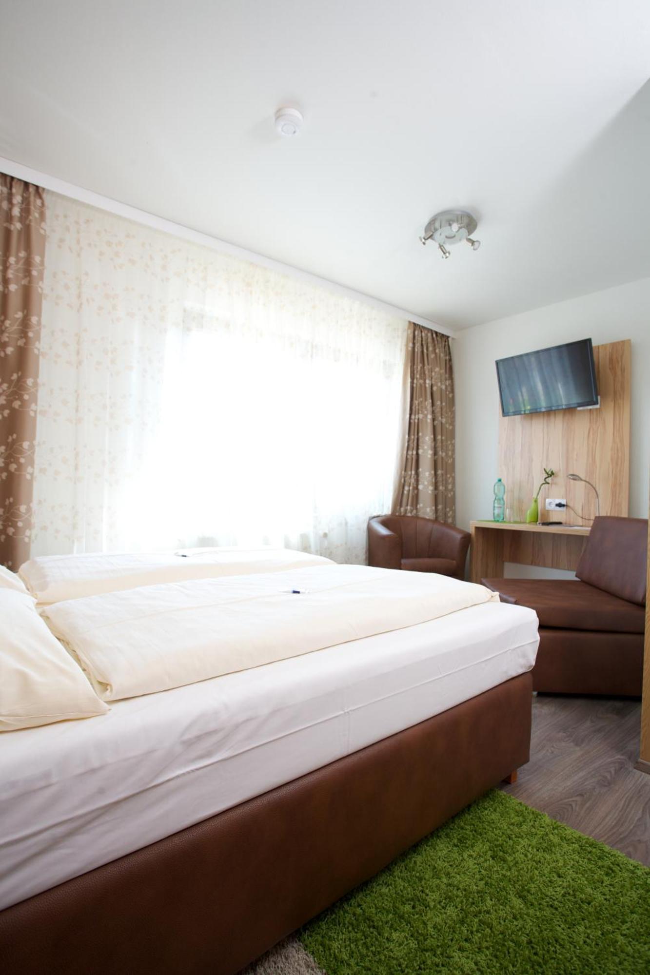 Hotel Reinhardtshof Garni Wolfschlugen Habitación foto